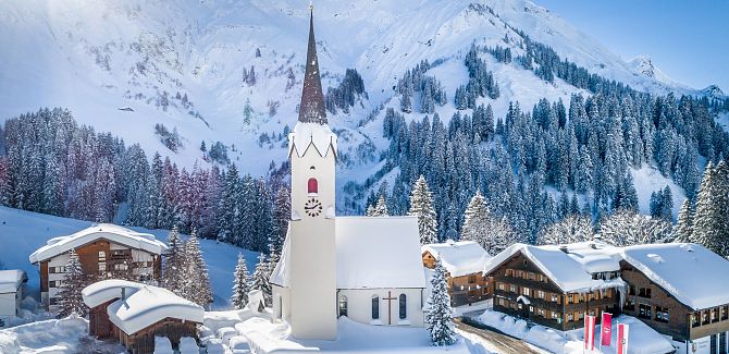 Kirche Schröcken mit Pfarrhof