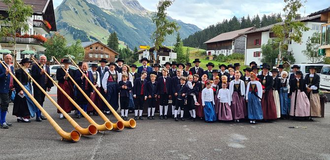 Walser Trachtenvereine und Alphorngruppe Warth