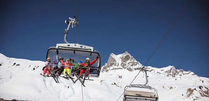 salober-jet-mit-widderstein-im-hintergrund