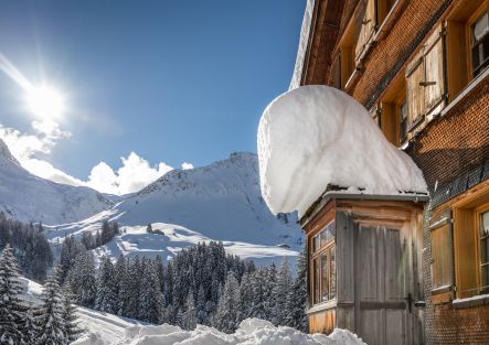 Traditionelle Walserhäuser sind für viel Schnee gebaut