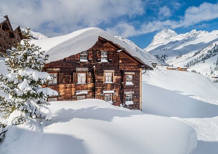 Die traditionellen Walserhäuser verleihen der Region ihren Charme.