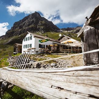 From the Hochtannbergpass to the Widdersteinhütte and back via Tschirggen